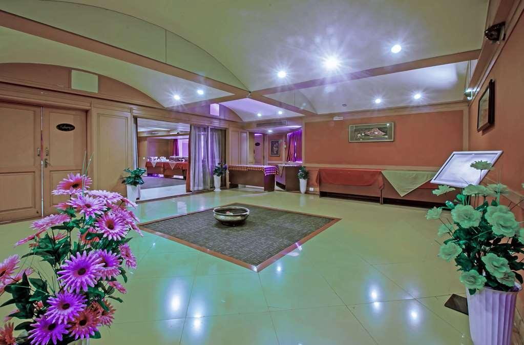 Quality Inn Regency, Nashik Interior foto